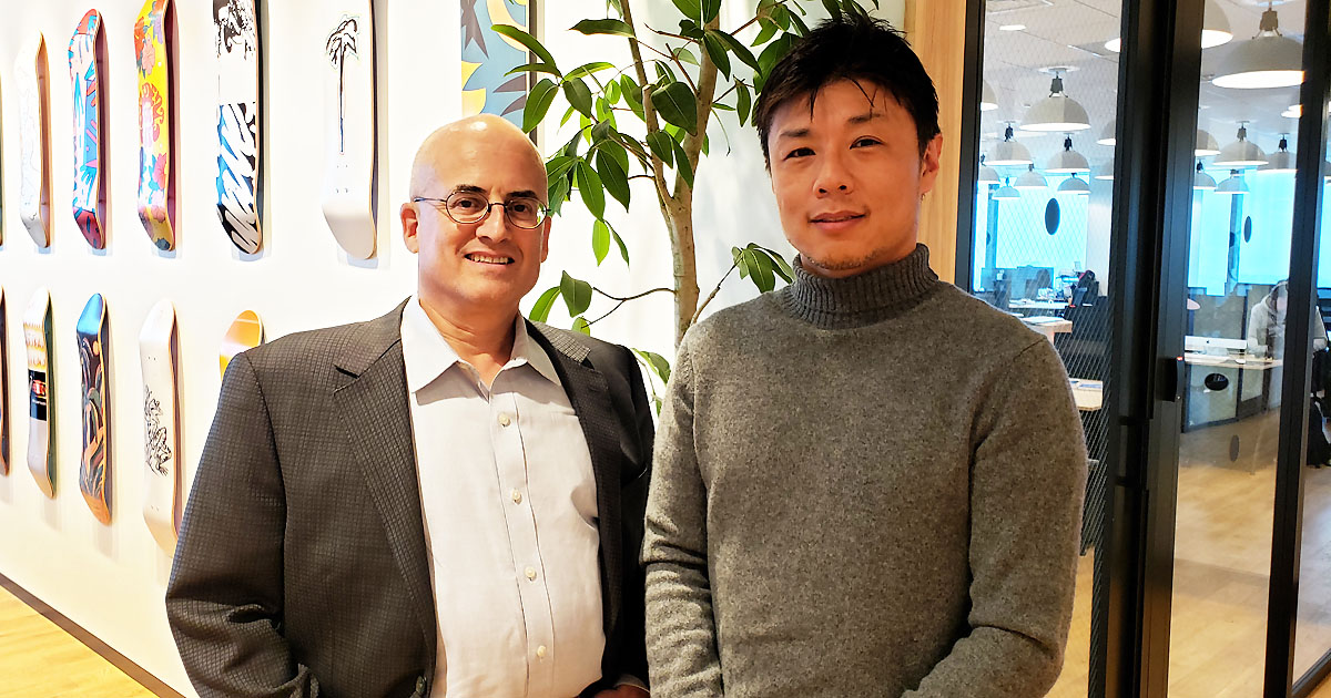 SnowflakeのVP of Sales Engineering for Global ExpansionであるHerskovitz(ハーコヴィッツ)(左)。現在は日本市場開拓のため東京を拠点に活動している。右は日本法人代表の東條英俊氏。