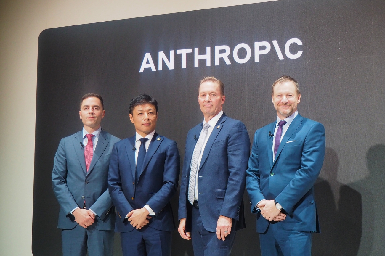左から、Anthropic グローバルアフェアーズ(国際関係)責任者 マイケル・セリット氏、東條 英俊氏、Anthropic 最高商務責任者(CCO) ポール・スミス氏、Anthropic 国際事業マネージングディレクター クリス・シアウリ氏