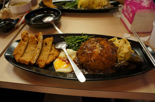 唯一ハズした台北地下街のフードコートで食べたチャーハンのようなもの