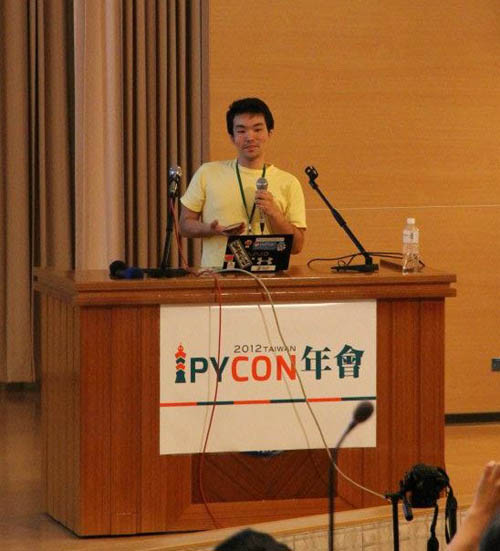 PyCon JPステージ上の筆者