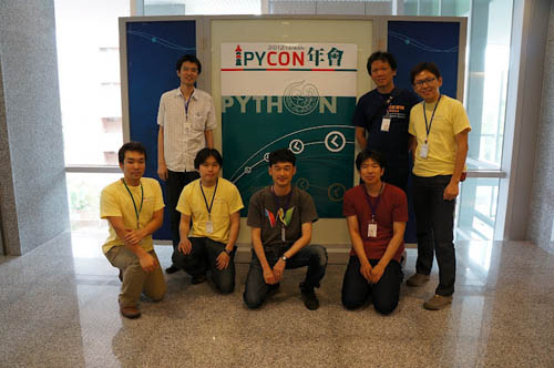 PyCon Taiwanパネルの前で記念撮影