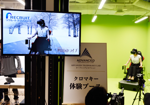 SIMVRを体験する池澤氏。クロマキー合成で、第三者からもVRの様子を確認できる