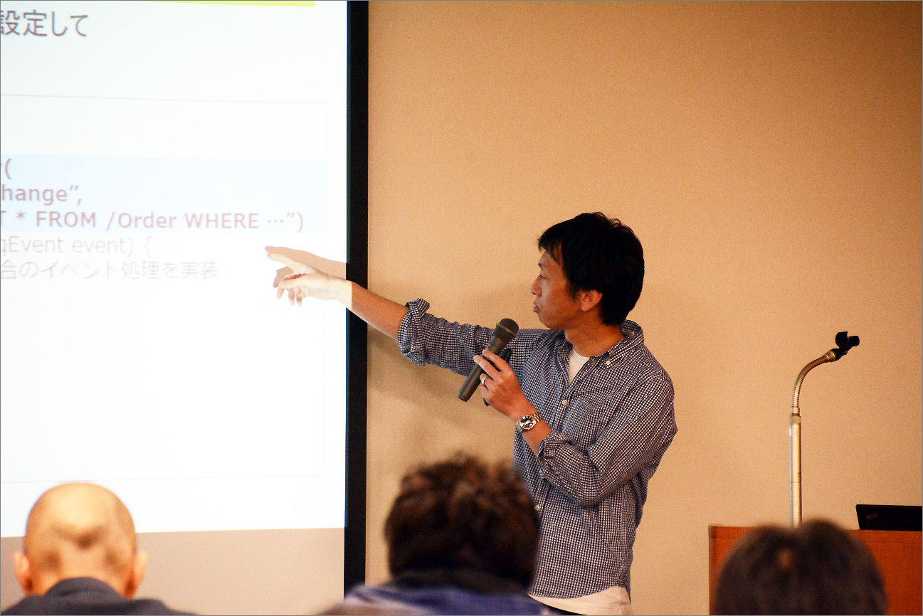Spring Data for Apache Geodeによるデータアクセスについて解説する山河さん