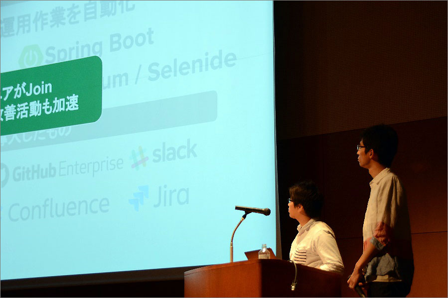 内製開発の道のりについて語る鈴木さん（左）と槙さん（右）