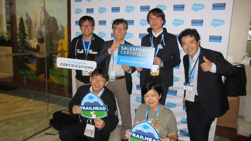 日本からCTAサミットに参加したメンバーたち。上段左から2列目はテラスカイ 山田昌義氏、下段左はPwCコンサルティング 迫田誠太郎氏