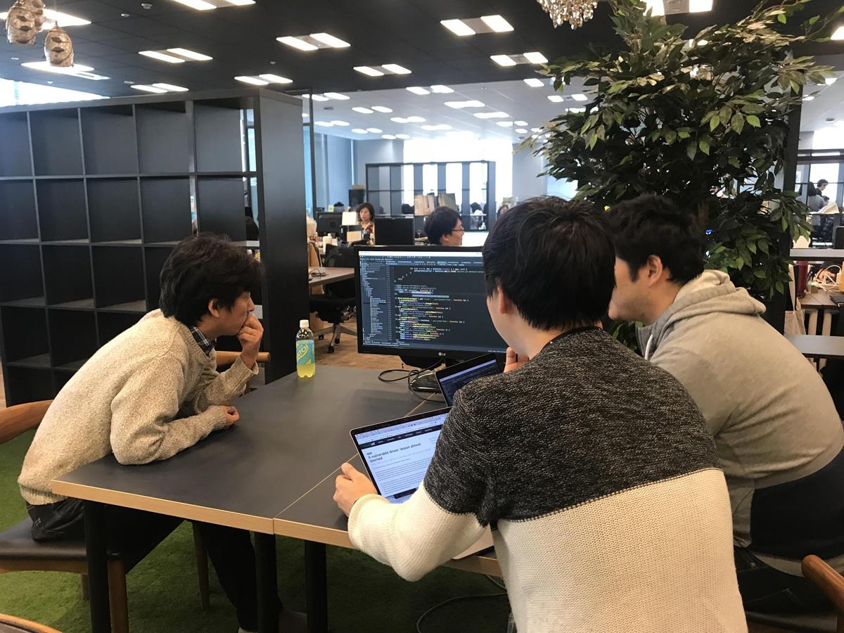 モブプログラミングで改善を試行中。楽しそうに見えますが実際はつらい場面でした。