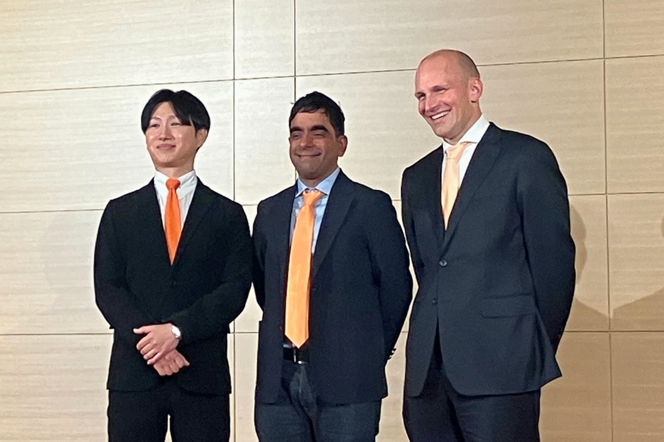 左から、グラファナラボ日本合同会社 副社長執行役員 GTMカントリーマネージャー 加賀美正篤氏、Grafana Labs 共同創業者 兼 CEO ラジ・ダット氏、グラファナラボ日本合同会社 カントリーマネージャー アンディ・シュワベッカー氏