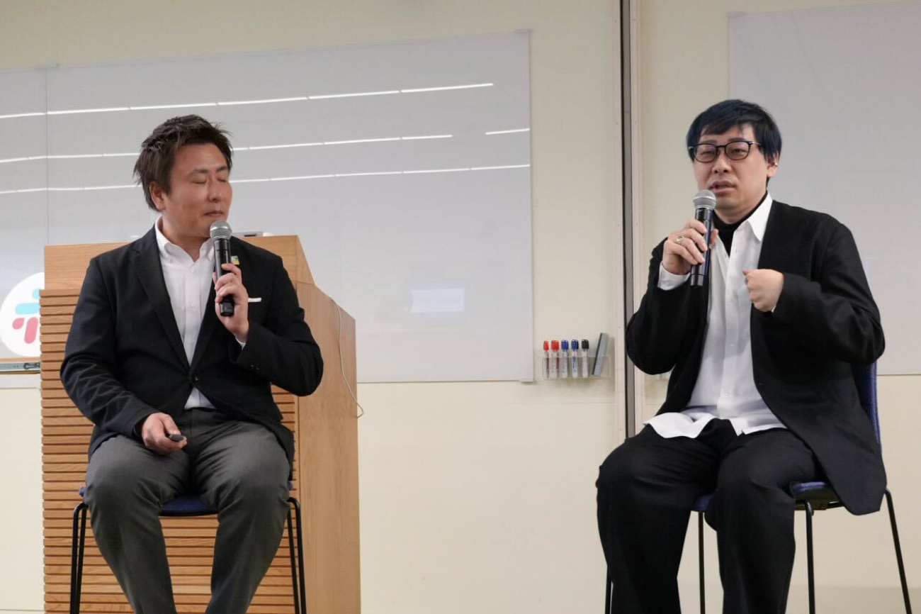 （左）株式会社セールスフォース・ジャパン 浦 和広氏 （右）株式会社メルカリ AI Agent Platform & Solutions Director 小泉 剛氏