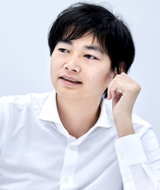 市谷聡啓（いちたにとしひろ）氏株式会社エナジャイル 代表取締役。DevLOVEコミュニティ ファウンダー。プログラマーからキャリアをスタートし、その後プロダクトマネジメントの領域に踏み込む。リーン製品開発やデザイン思考、スクラム開発など、さまざまなノウハウを実践しながらかみ砕き、「仮説検証型アジャイル開発」を提唱。訳書に『リーン開発の現場』（共訳、オーム社）、著著に『カイゼン・ジャーニー たった1人からはじめて、「越境」するチームをつくるまで』（共著、翔泳社）がある。