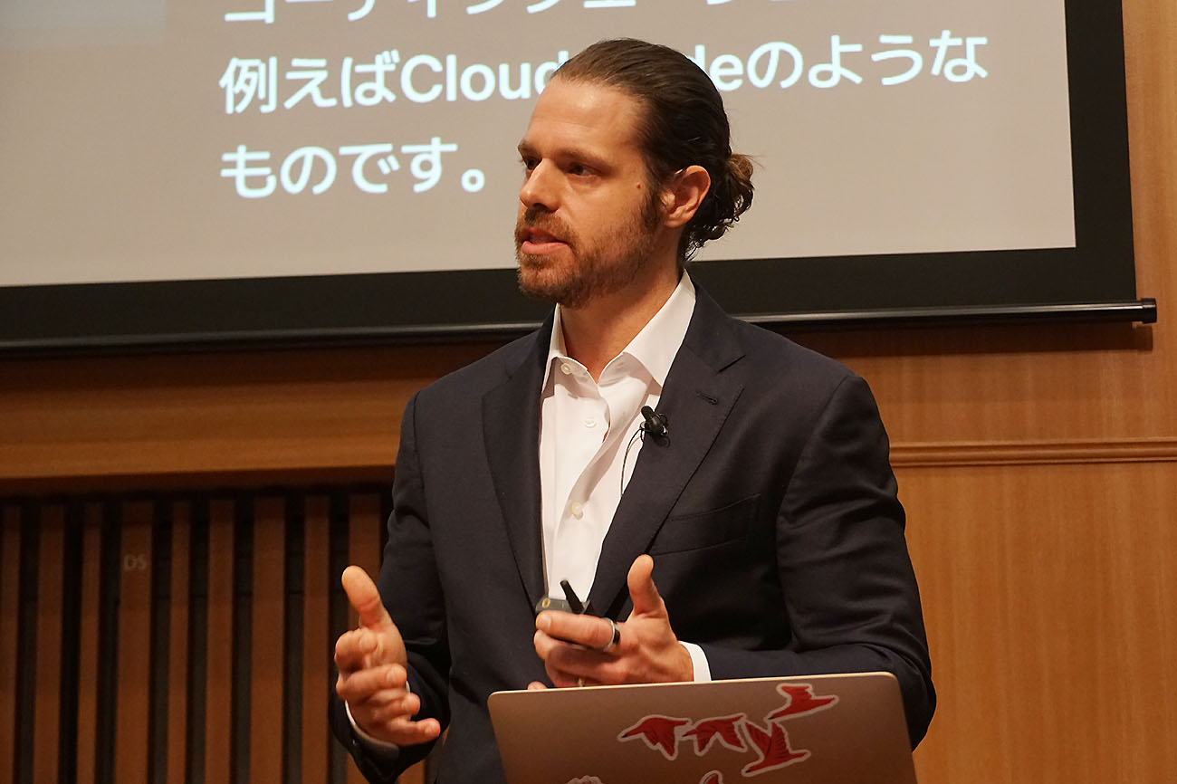 基調講演に登壇した元Google Cloud BigQueryプロダクト責任者のアレクサンダー・ラヴェル氏