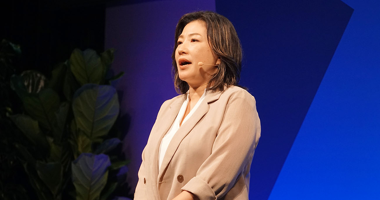 基調講演に登壇した、アトラシアン株式会社 マーケティング統括マネージャーの朝岡絵里子氏