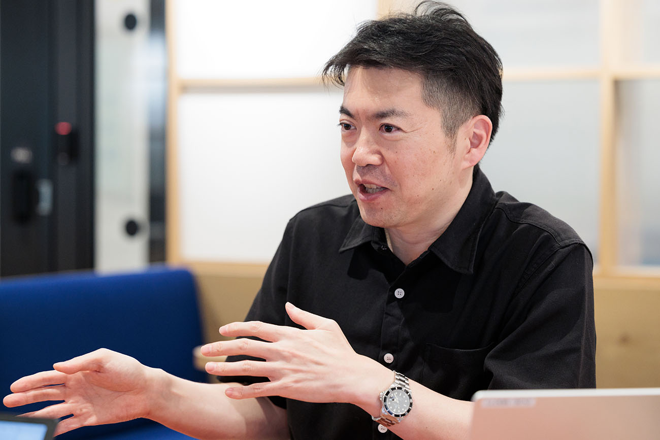 身振りを交えて語る松山雄一郎氏
