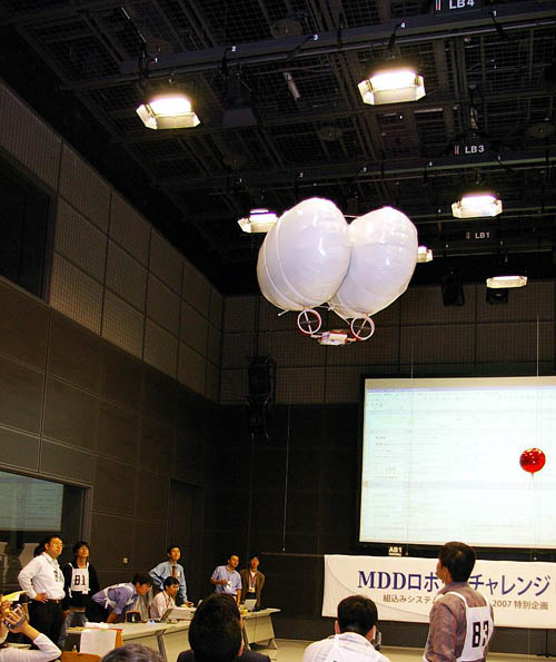 MDDロボットチャレンジ2007優勝チームによる航法飛行の一コマ。機体はチャレンジチームの独自開発品。