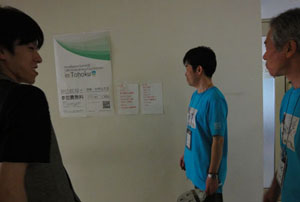 昼休み中に掲示された会場割。中央はB会場司会の松村泰久氏