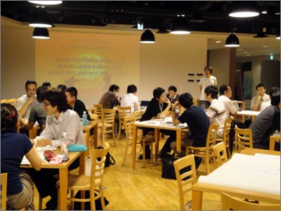 いっせいにワークをはじめる各チーム。徐々に議論はヒートアップ