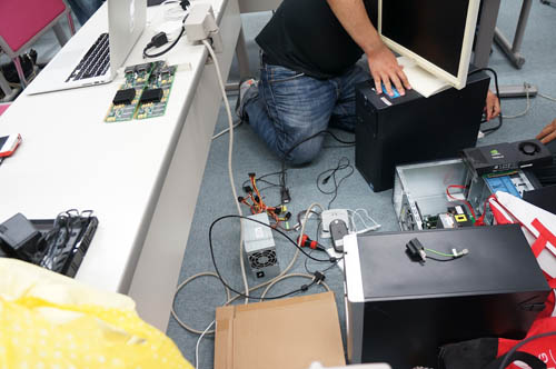 昨年同様にPC筐体を持ち込む人も