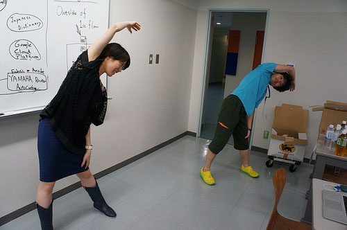 ラジオ体操をする運営スタッフ