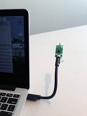 PCへの接続の様子（MicroUSBのフレキケーブルを活用）
