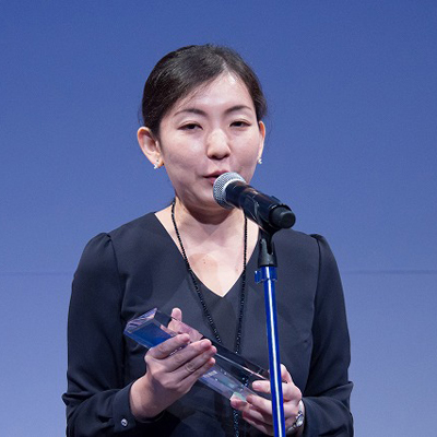 「BLUECOUPON」で最優秀賞を受賞した猪谷貴姿子さん