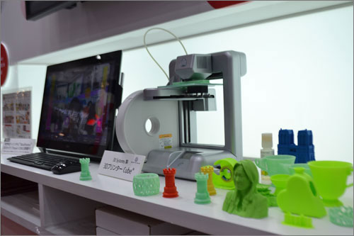 RealSenseでスキャンしたデータから3Dプリントした、人物の胸像も展示。