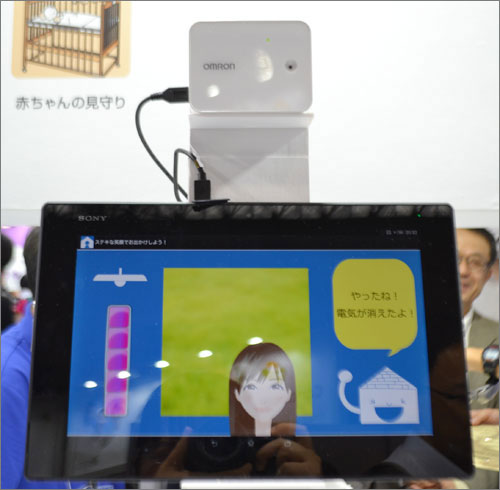 うまく笑顔を作れると消灯できる「笑顔で出かけよう」というコンセプトの作品。