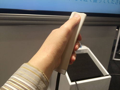 シリコンのような触感。曲がったり振動したり、ポコっと膨らんだりして触感を伝える。展示ではコードがつながっているが、製品化にあたってはコードレスになる予定。