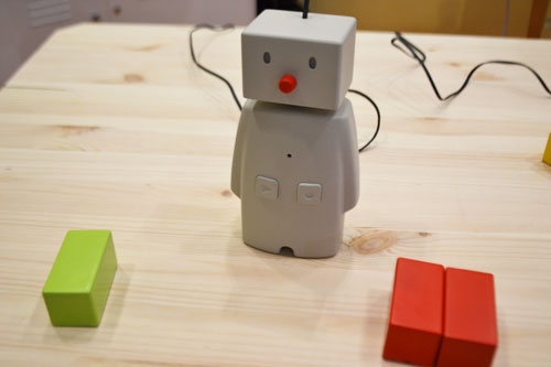 スマホから吹き込んだボイスメッセージをBoccoに送信することができる。子どもは、Boccoの「▶」ボタンを押すことでメッセージの再生が可能。