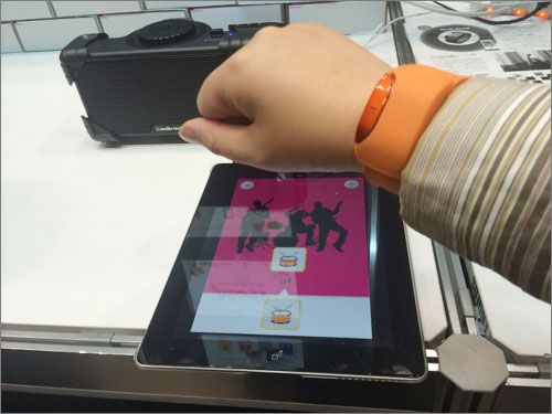iOSアプリと連動し、腕を振ると色々な音が出る。