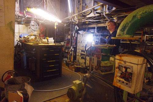 工具箱、作業テーブルなどの電子工作に適したスペースに改造されたエンジンルーム