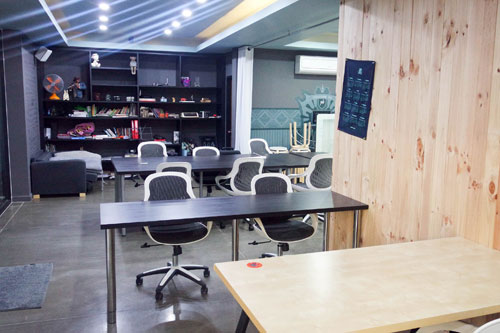 MakerZooが入居中のコワーキングスペース。フリーアドレスでエアコンも効いていて使いやすい。