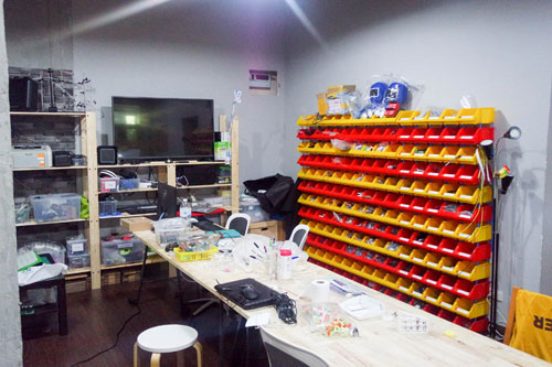 MakerZoo内部。ゲーム機、抵抗やLEDなどのパーツ類など、いかにもハッカースペースらしい機材が並ぶ。