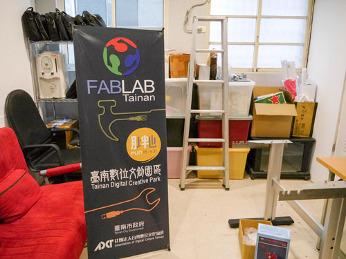 PunPlace。3階建てのビルの中に工作機械や材料がためられている
