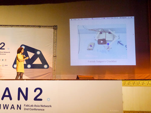 午前中はアジア各地のFabLabから活動紹介。彼女は今FabLab Saigonの立ち上げを行っている